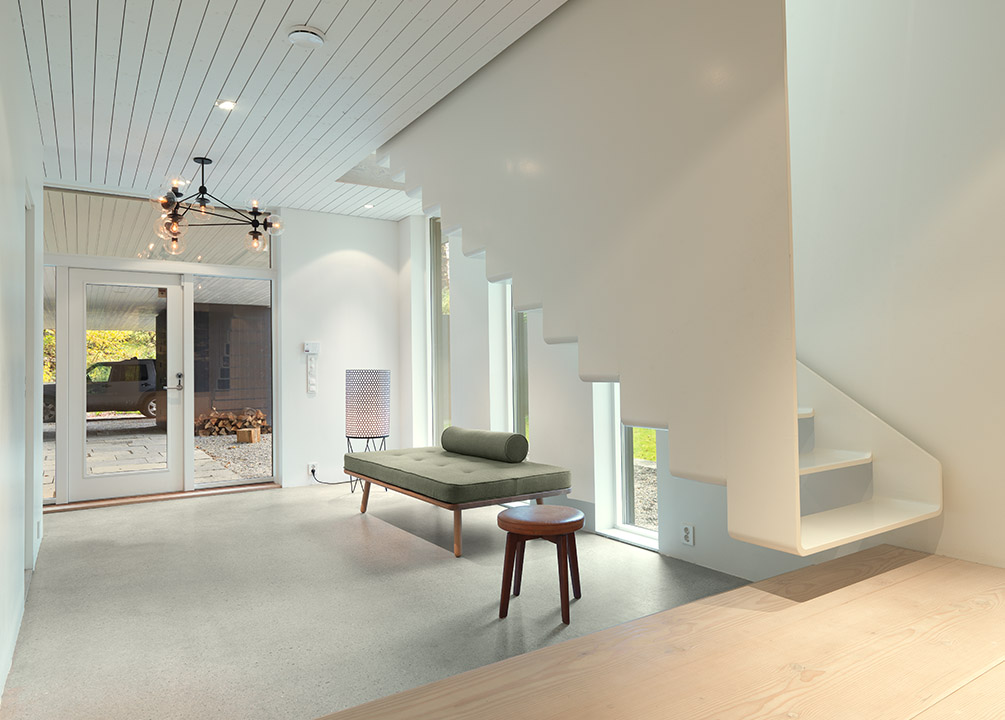 Suspended stairs in Saunders Architecture project Villa S